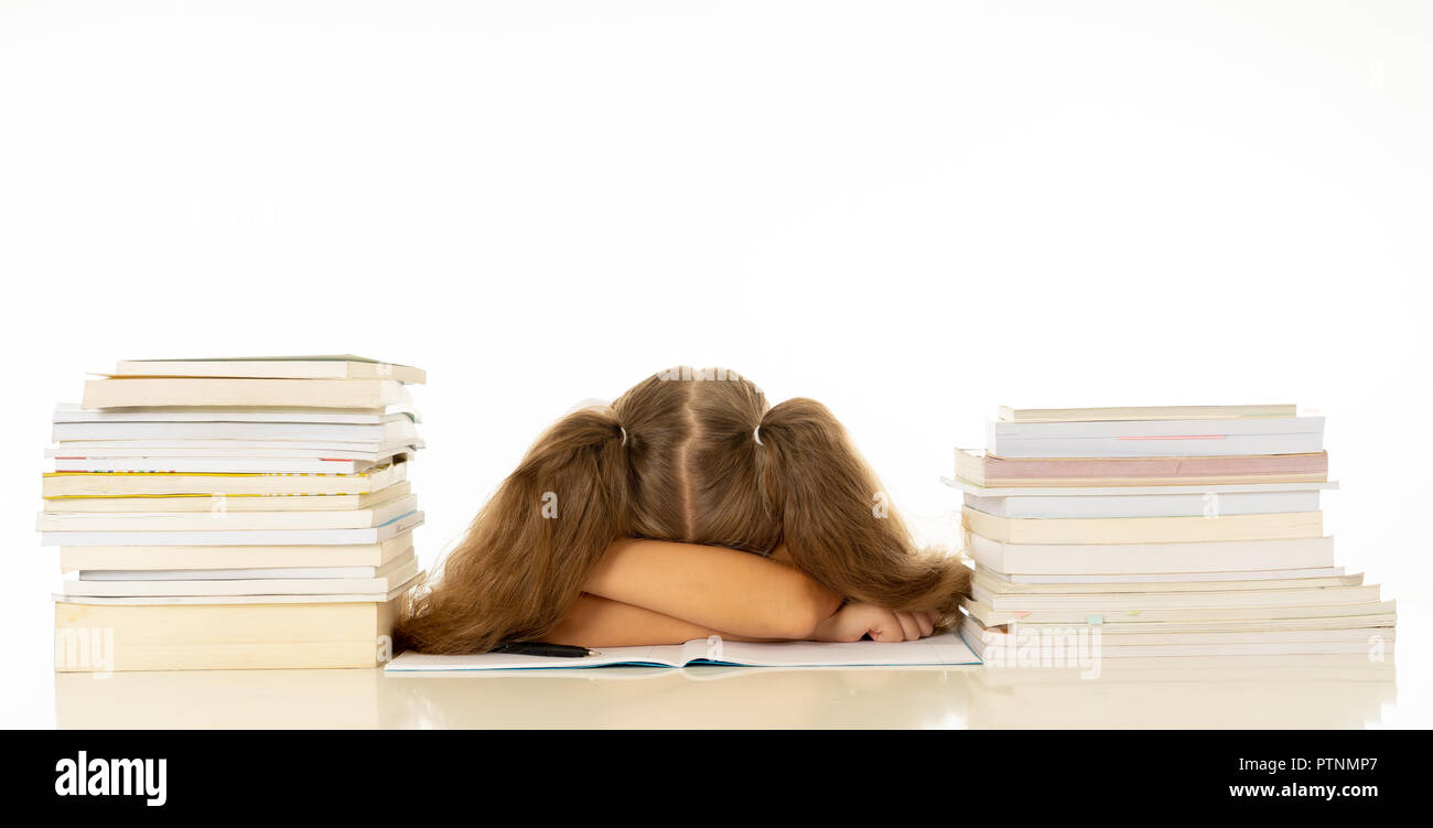 Erschöpft sweet cute blonde Mädchen schlafen auf einem Stapel von Schulbüchern nach dem Studium hart auf einem weissen Hintergrund in zu viel lernen drücken Sie isoliert Stockfoto