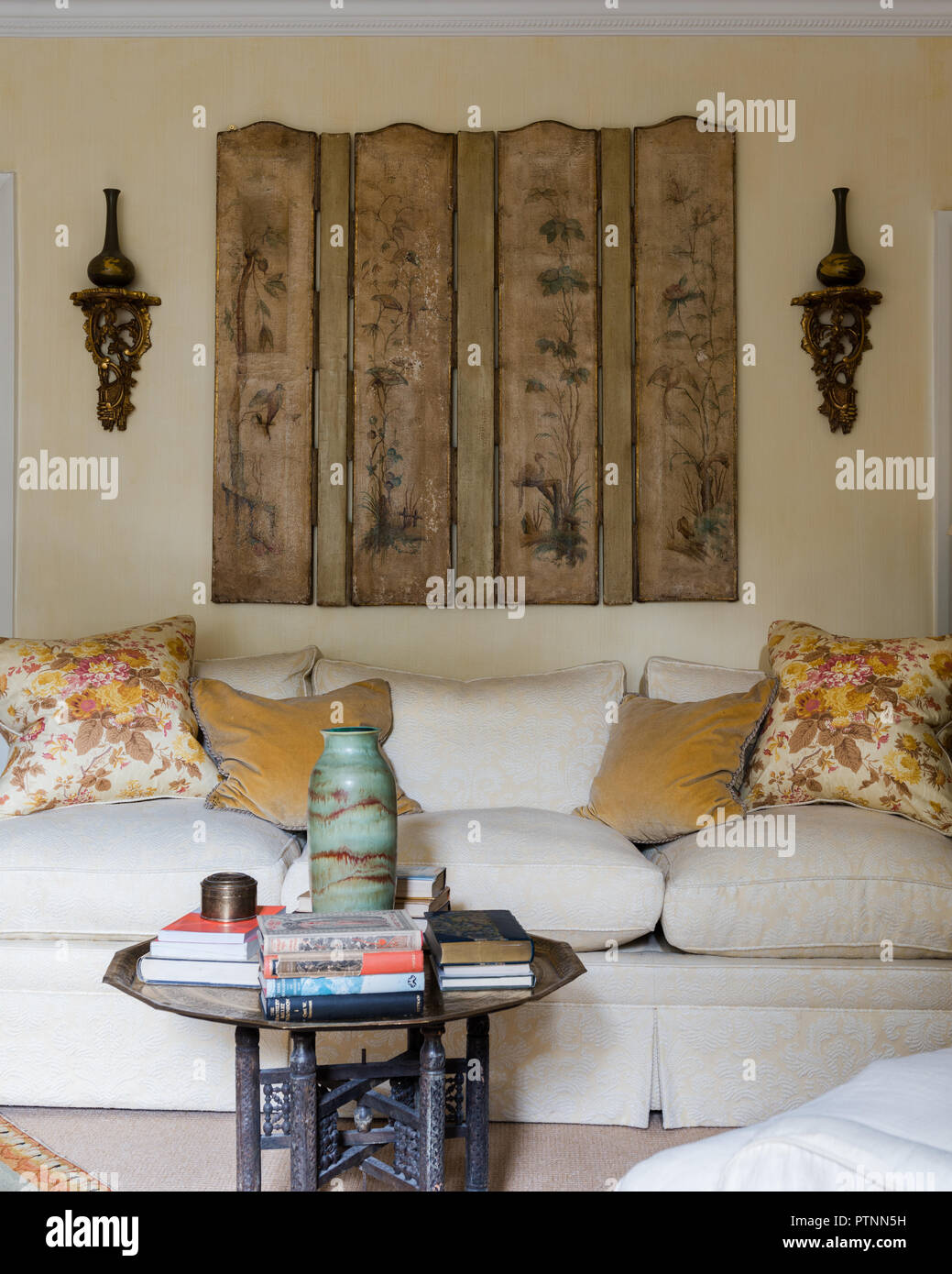 Dekorative 1970er Casa Pupo türkis Keramik Vase mit 19 französischen chinoiserie Bildschirm Stockfoto