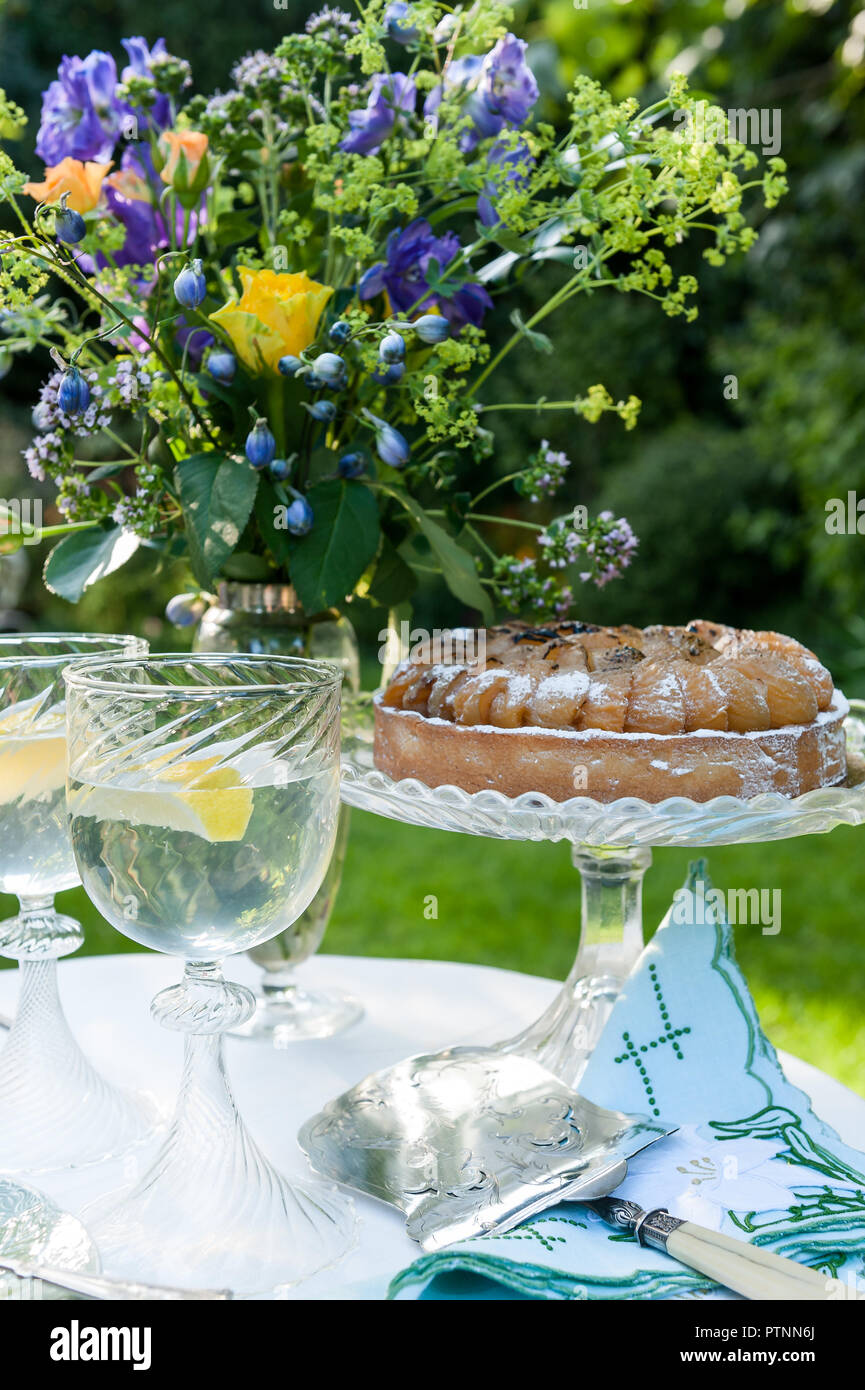 Sommer Kuchen auf Standfuß aus Glas in Englischer Garten Stockfoto