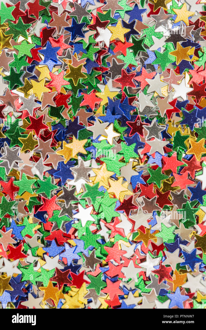 Eine bunte full frame Hintergrund der bunten Stern Konfetti in eine vertikale Ausrichtung mit Kopie Raum Stockfoto
