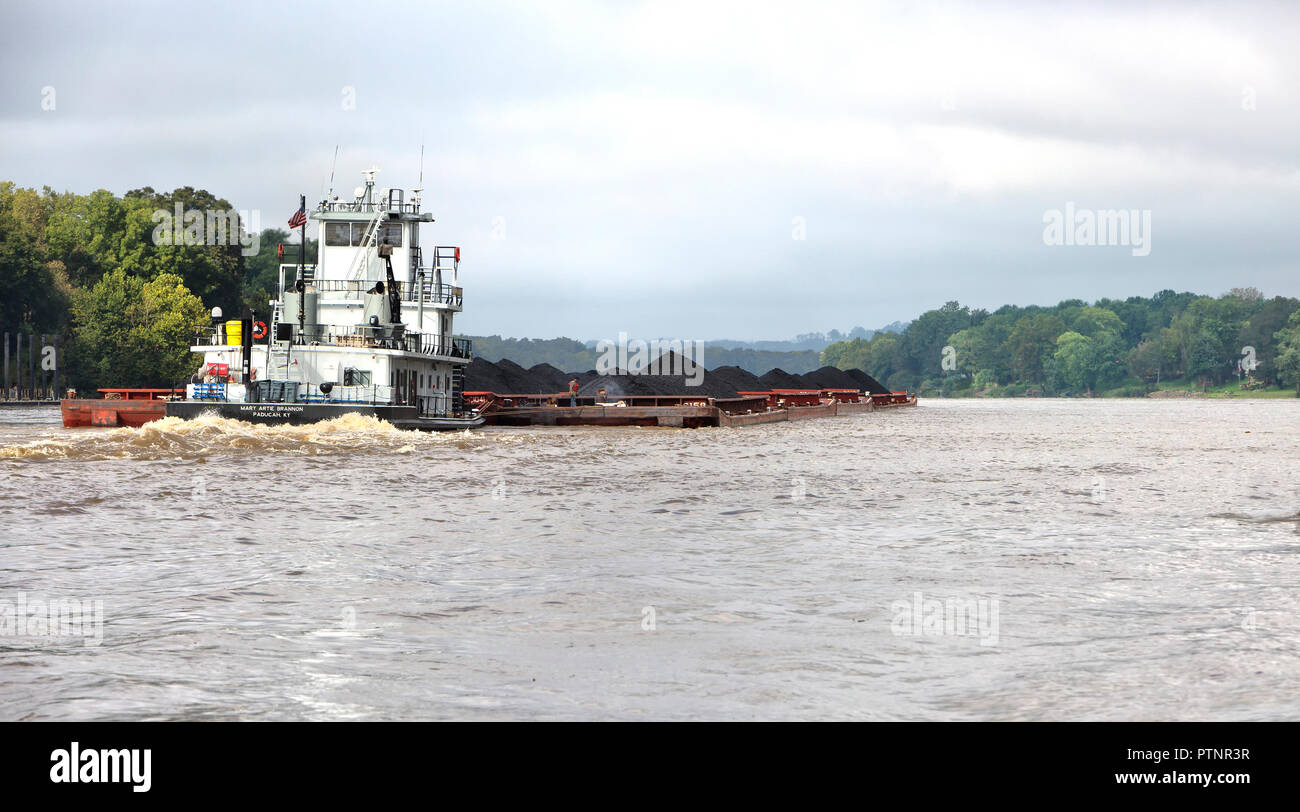 Tugboat 'Mary Artie Brannon, Paducah, KY' drücken Kohle beladenen Lastkähne, Ohio River. Stockfoto