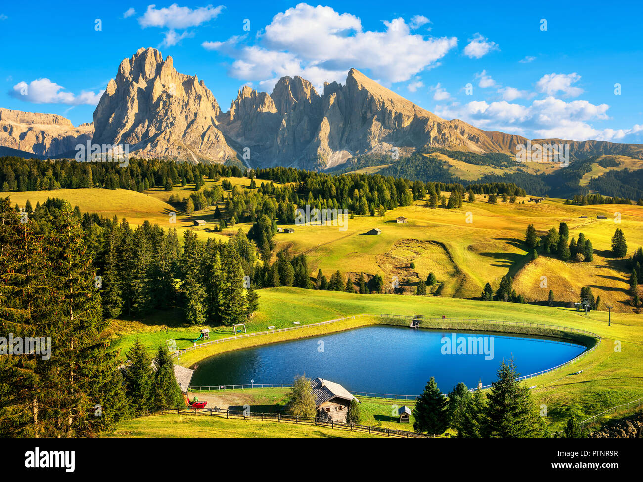 See und Berge bei Sonnenuntergang, Seiser Alm oder Seiser Alm, Dolomiten  Alpen Langkofel und Sassopiato, Trentino Alto Adige Sud Tirol, Italien,  Europa Stockfotografie - Alamy