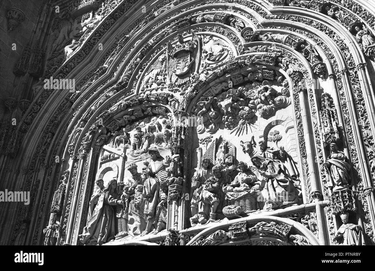 PORTADA DEL NACIMIENTO - ENTLASTET DEL NACIMIENTO Y DE LA PORTADA zentrale ADORACION DE LA OBRA DE JUAN RODRIGUEZ-S XVI/XVII-B/N-Años 50. Autor: GIL DE HONTAÑON JUAN. Lage: Catedral Nueva. Spanien. Stockfoto