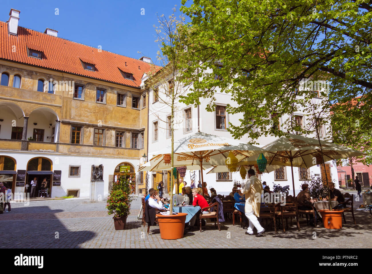 Prag, Tschechische Republik: Touristen sitzen in einem Cafe in der Stare Mesto Viertel von Prag. Stockfoto