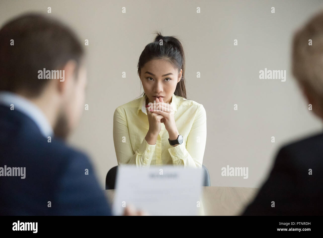 Nervös asiatischen Antragsteller betonte bei Vorstellungsgespräch Stockfoto