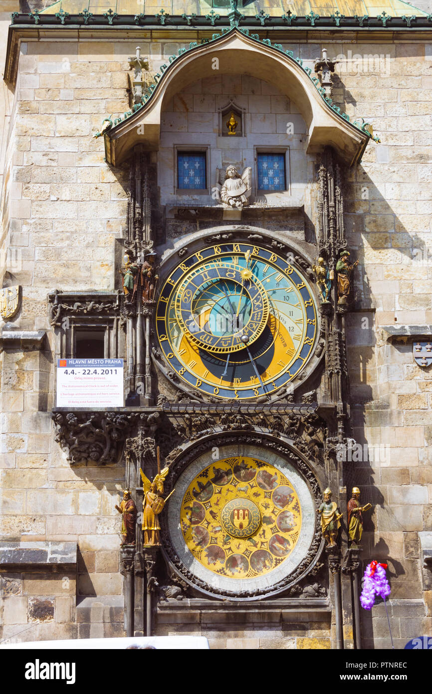 Prag, Böhmen, Tschechien: mittelalterliche astronomische Uhr, oder Prager orloj auf das Alte Rathaus in der Altstadt entfernt. Stockfoto