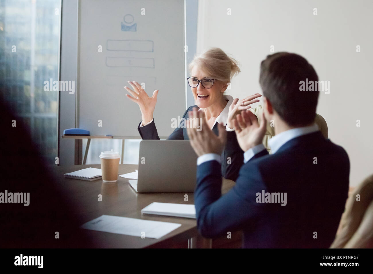 Mitarbeiter applaudieren weibliche Boss mit Erfolg gratulieren. Stockfoto