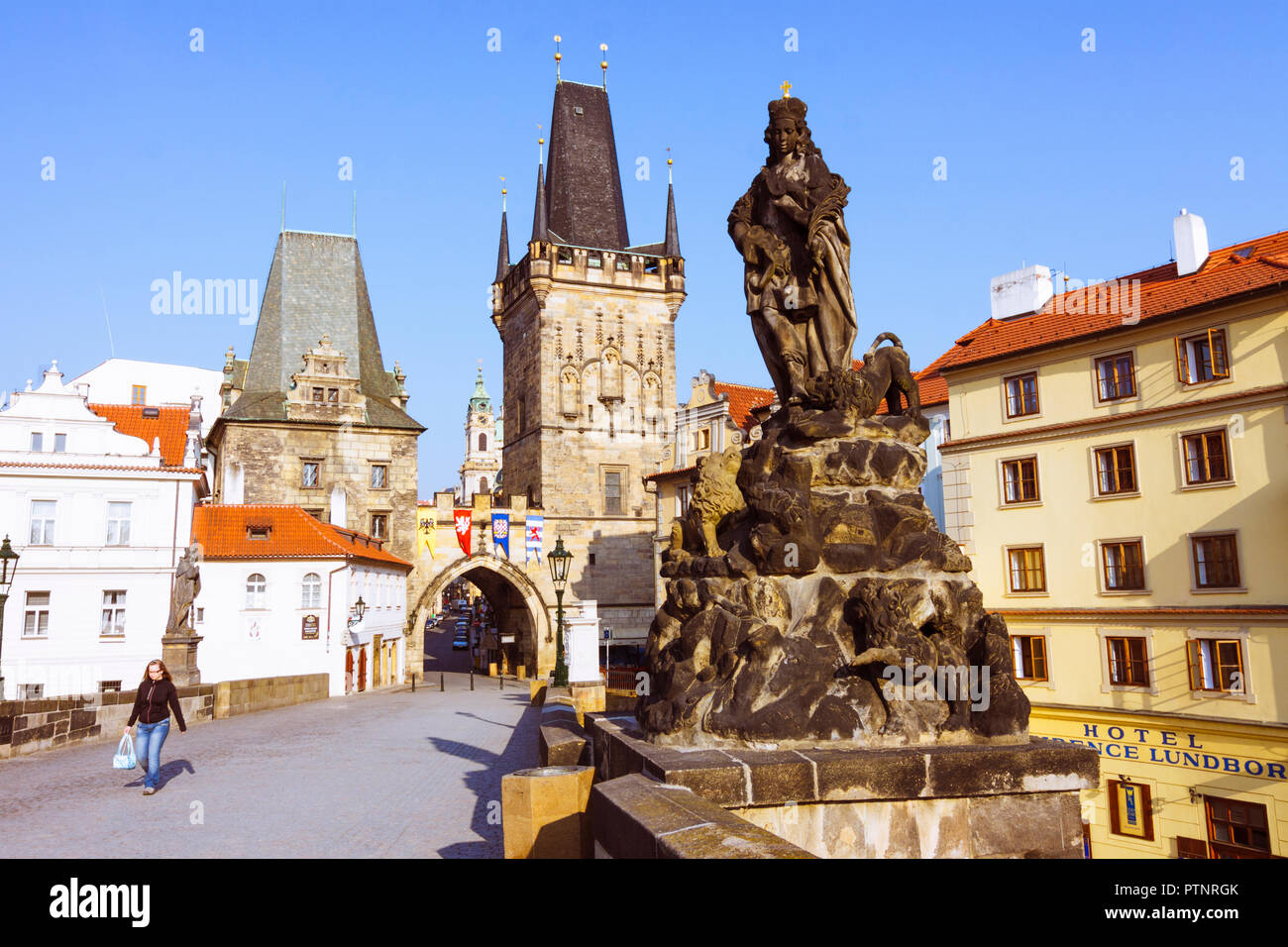 Prag, Tschechische Republik: Eine Frau geht über die Statuen an der Mala Strana Ende der Karlsbrücke. Stockfoto