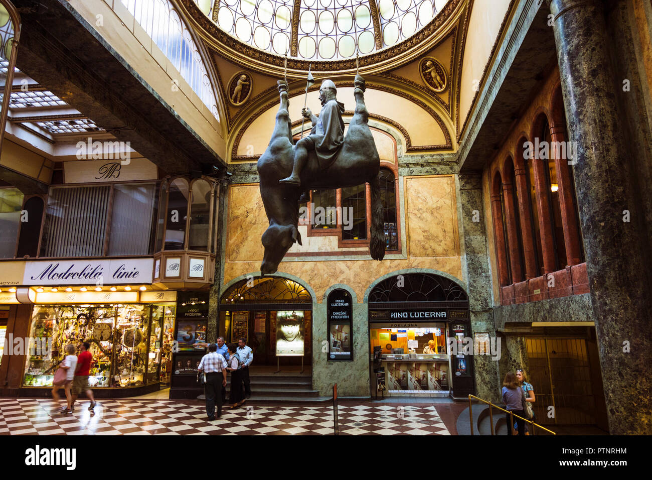 Upside-Down Statue von König Wenzel Pferd tot durch tschechische Bildhauer David Černý in Lucerna Passage Shopping Center in Prag in der Tschechischen Republik Stockfoto