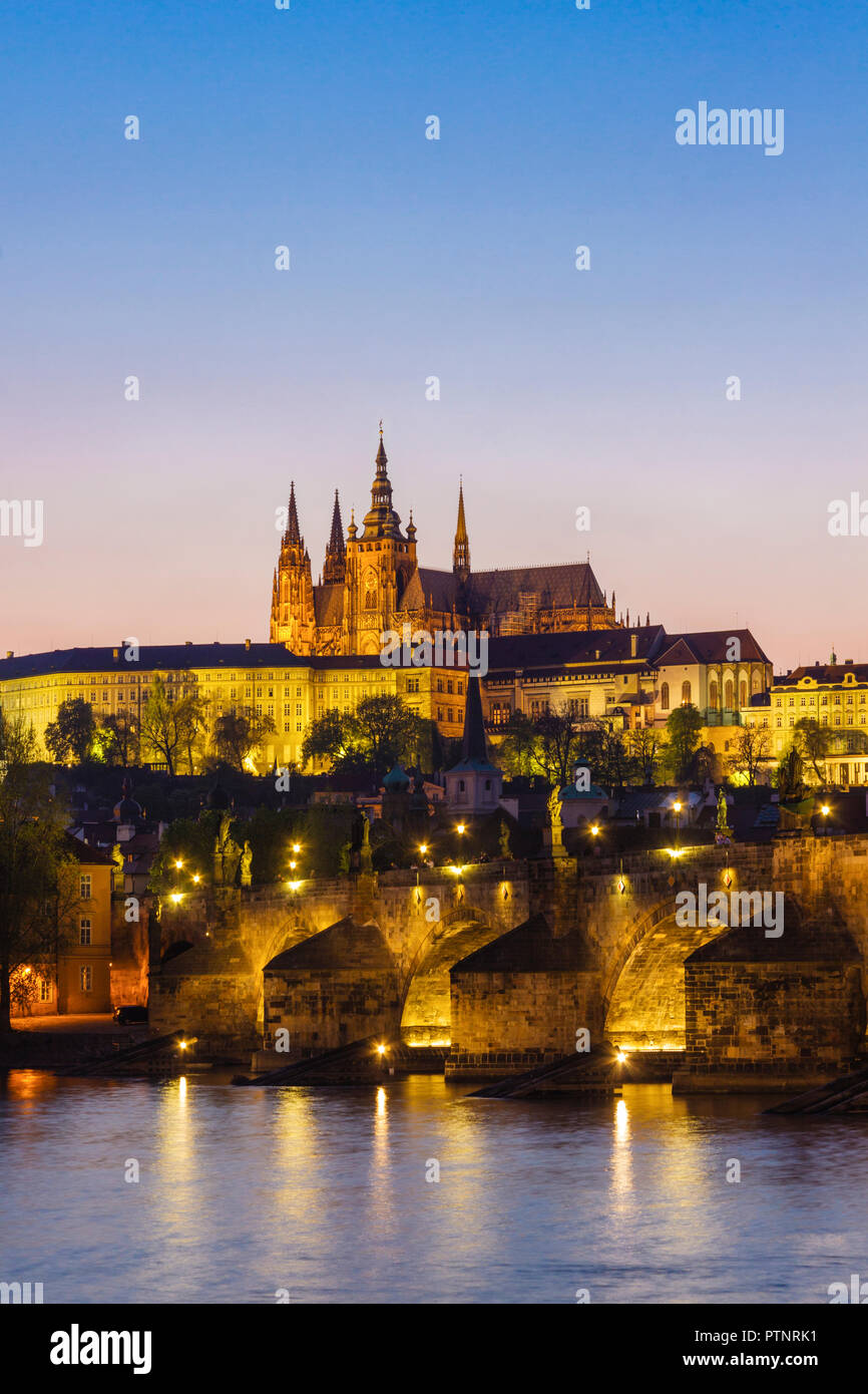 Die Prager Burg St. Veitsdom Karlsbrücke und Vtlava Fluss leuchtet in der Dämmerung Tschechische Republik Stockfoto
