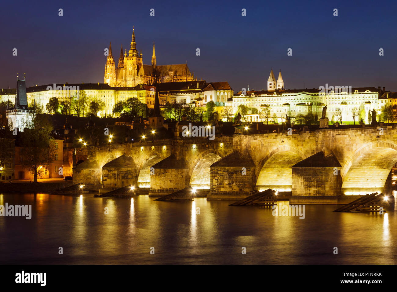 Prag, Tschechische Republik: Karlsbrücke, Veitsdom und die Prager Burg bei Nacht beleuchtet. Stockfoto