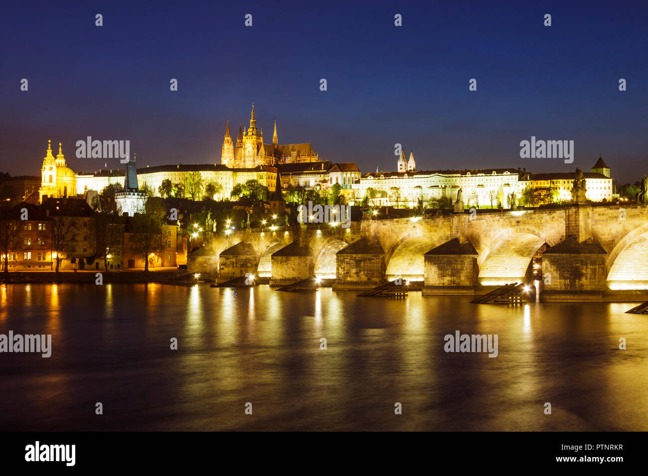 Prag, Tschechische Republik: Karlsbrücke, Veitsdom und die Prager Burg bei Nacht beleuchtet. Stockfoto