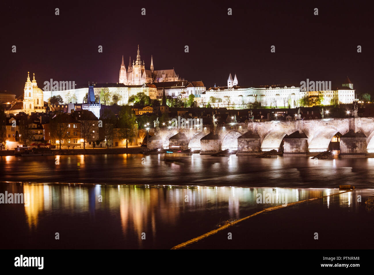 Prag, Tschechische Republik: Karlsbrücke, Veitsdom und die Prager Burg bei Nacht beleuchtet. Stockfoto