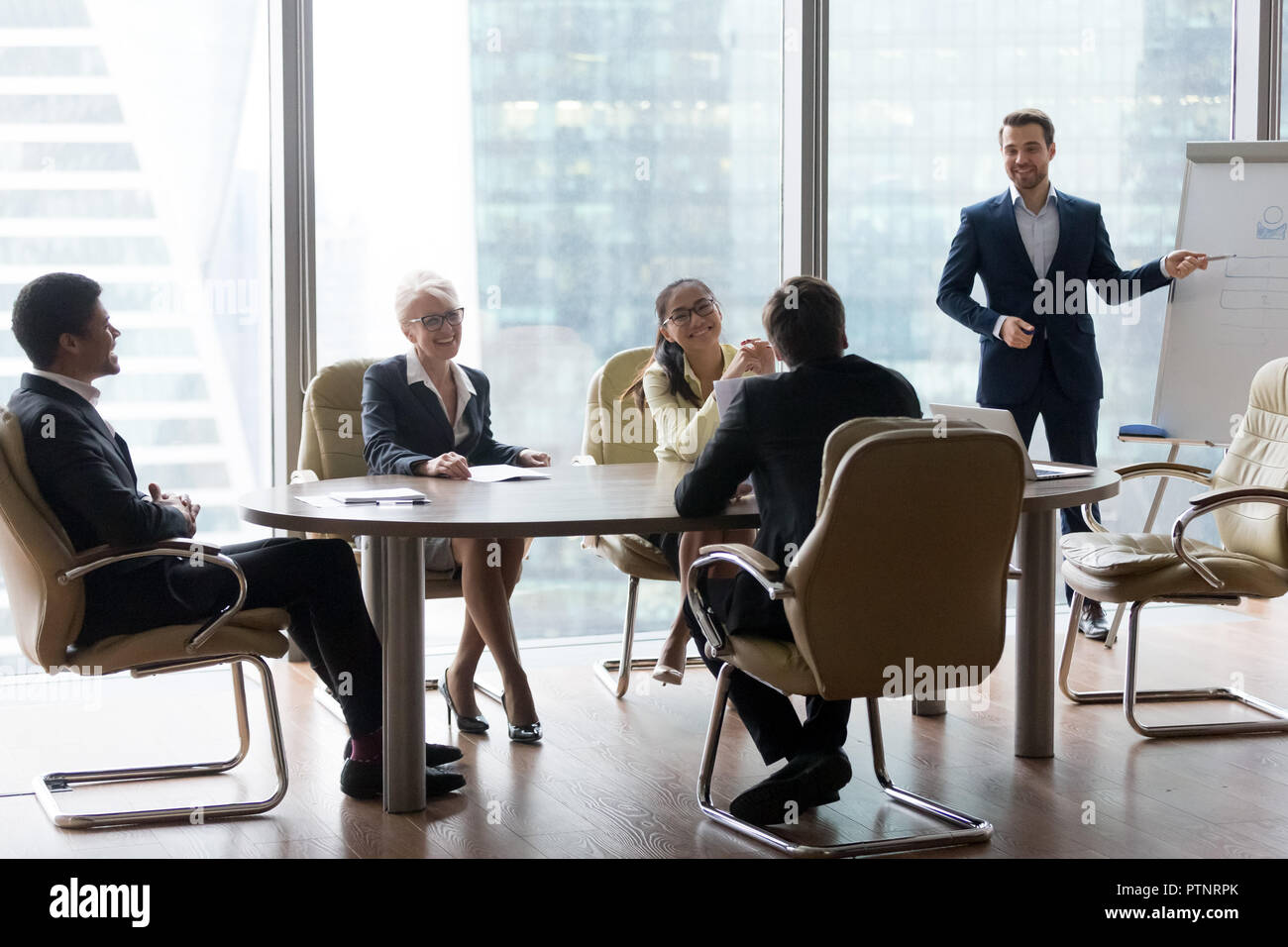 Männliche Mitarbeiter Präsentation machen zu freundlichen Büro Sitzung Stockfoto