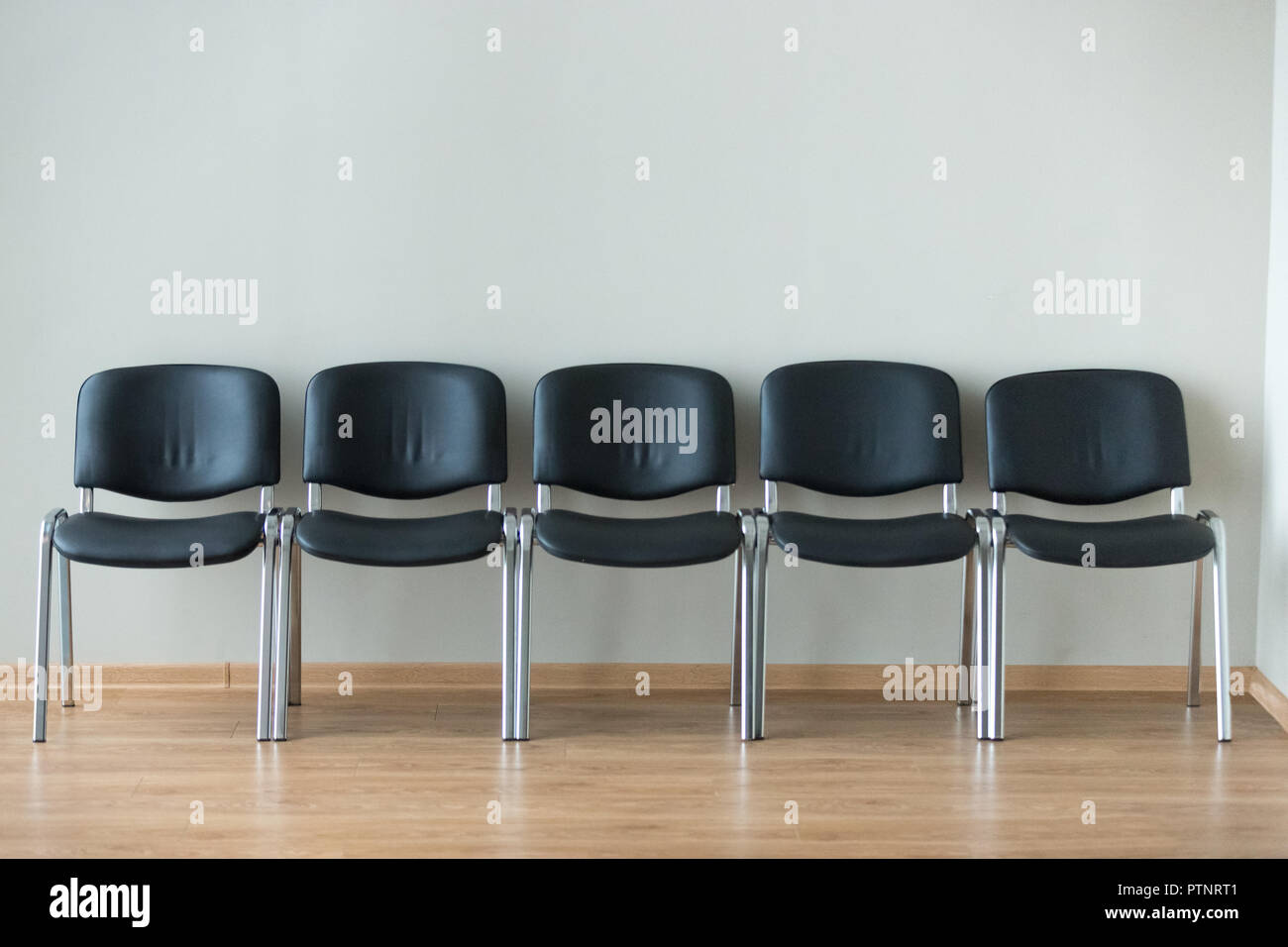 Zeile schwarz Bürostühle in Konferenzraum Stockfoto