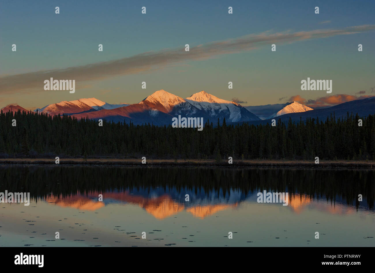 Alaska Range Berge; Reflexion Teich; Herbst Sonnenuntergang; Alaska Stockfoto