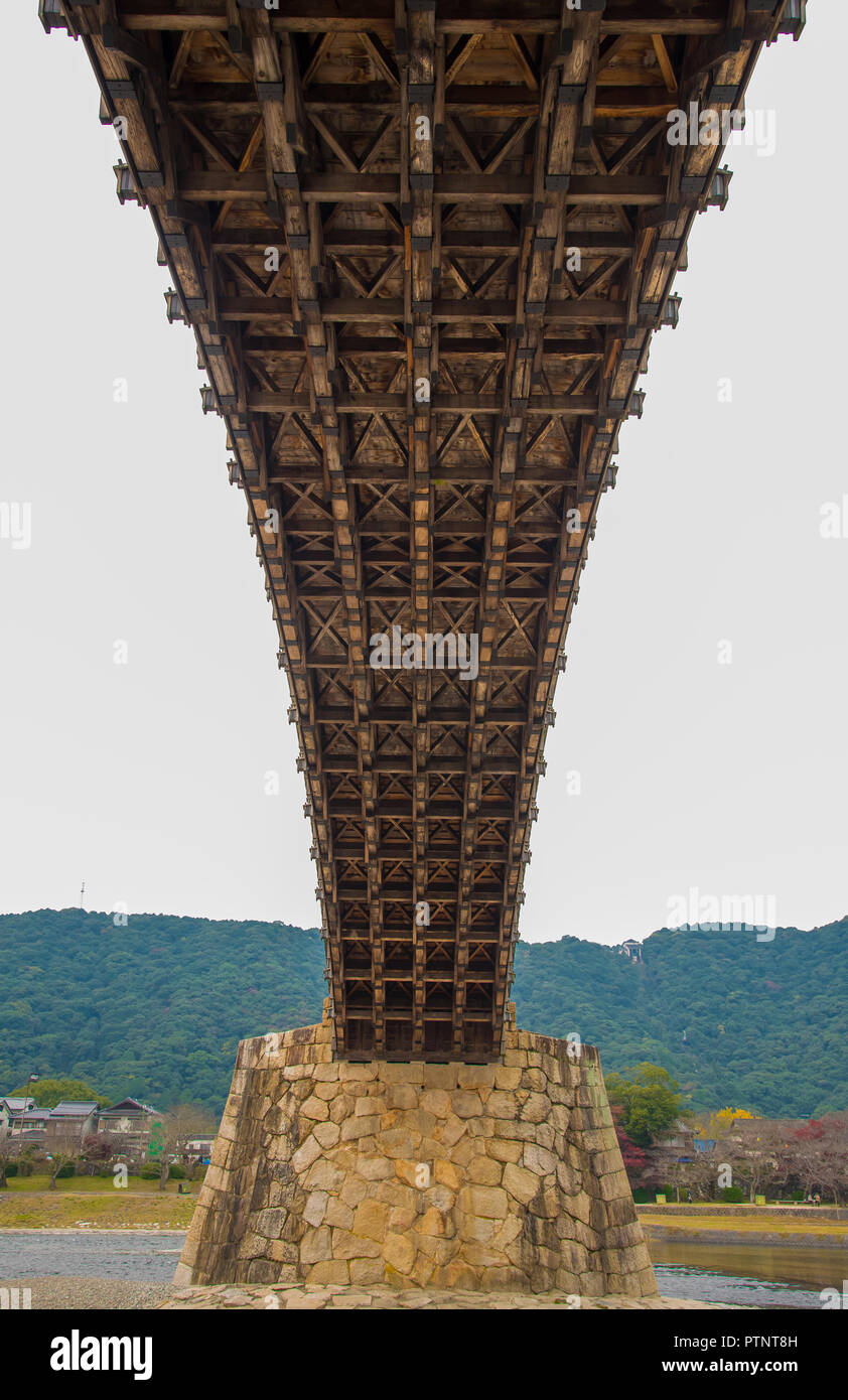 Die kintai Brücke, eine historische hölzerne Bogenbrücke, in der Stadt von Iwakuni, in der Präfektur Yamaguchi, Japan Stockfoto
