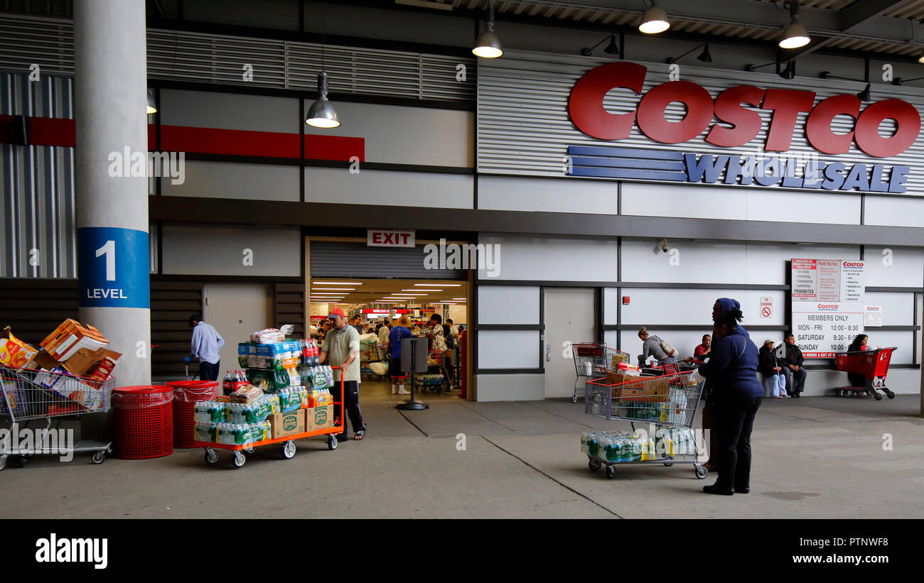 Käufer an ein Costco Warehouse club Supermarkt im East Harlem Nachbarschaft von Manhattan Stockfoto