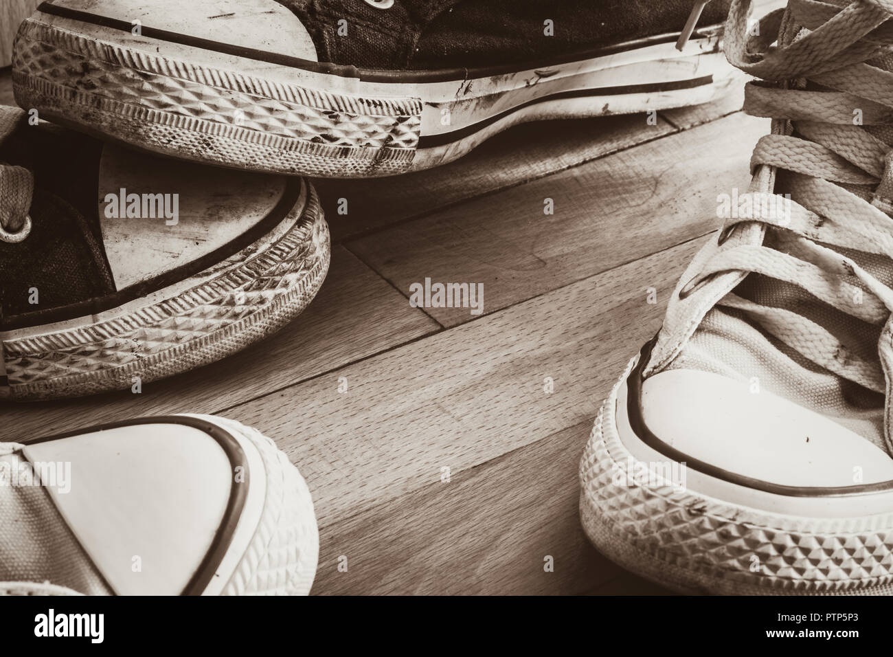 Alte Schuhe auf braunem Holz Hintergrund Stockfoto