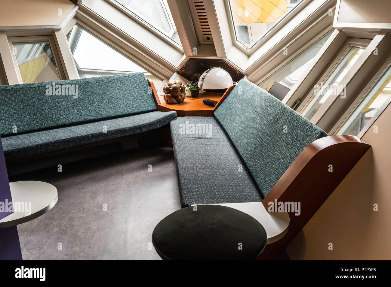 Rotterdam, Niederlande - 22. Mai 2018: Wohnzimmer in der Kijk-Kubus (Show-Cube) - möblierte Museum Haus, das speziell für die Besucher errichtet Stockfoto