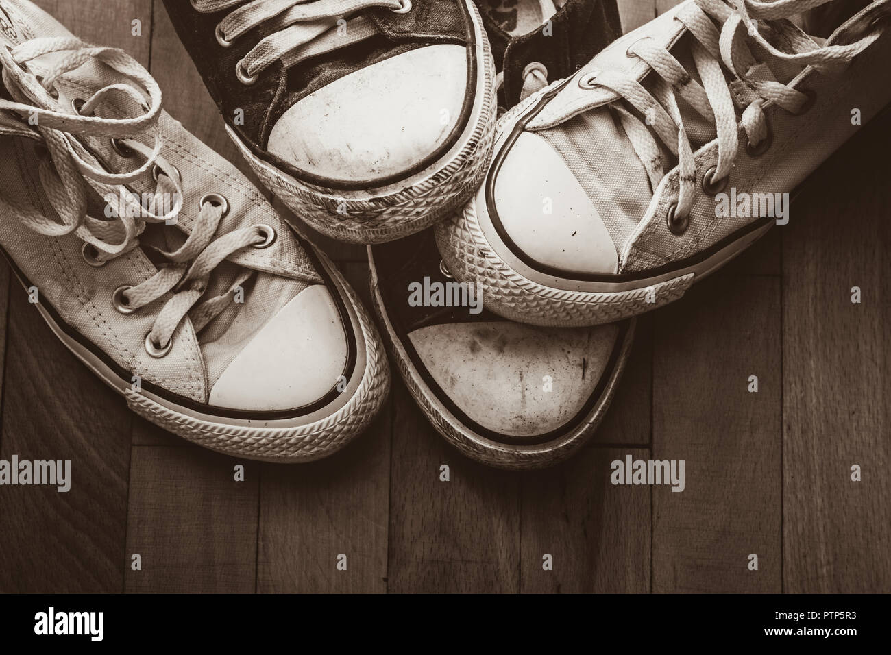 Alte Schuhe auf braunem Holz Hintergrund Stockfoto