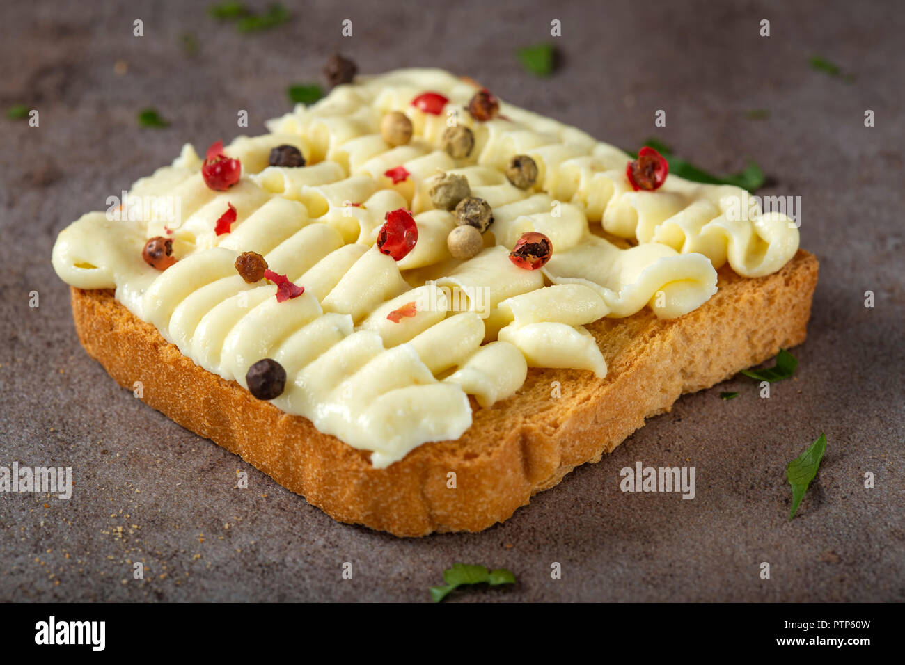 Sandwich mit Käse Sahne, Pfeffer und Kräuter öffnen Stockfoto