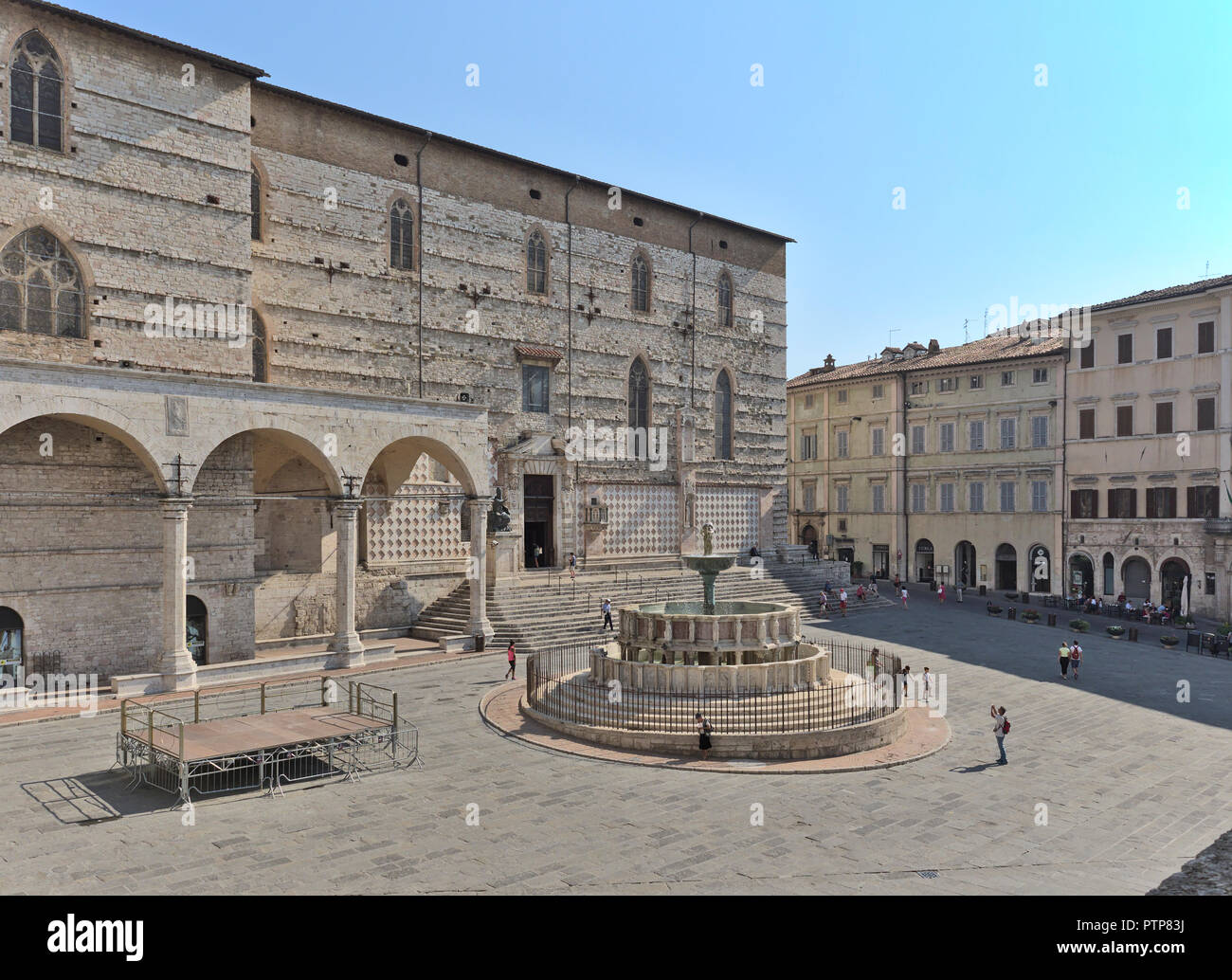 Perugia Umbrien Italien. Über die Piazza IV Novembre Anblick mit Touristen rund um die Fontana Maggiore und die Kathedrale von San Lorenzo (Saint Lawrence gebaut 1. Stockfoto