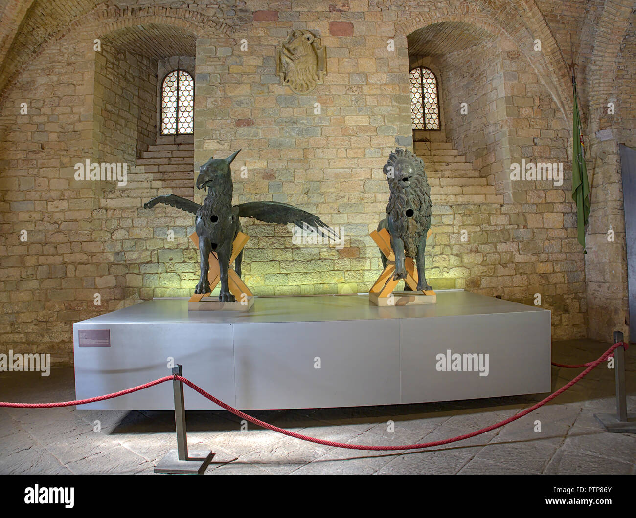 Perugia Umbrien Italien. Die ursprüngliche Bronze Skulptur der Greif und der Löwe im Palazzo dei Priori ausgesetzt. Sie sind zwei Symbole der Stadt Stockfoto