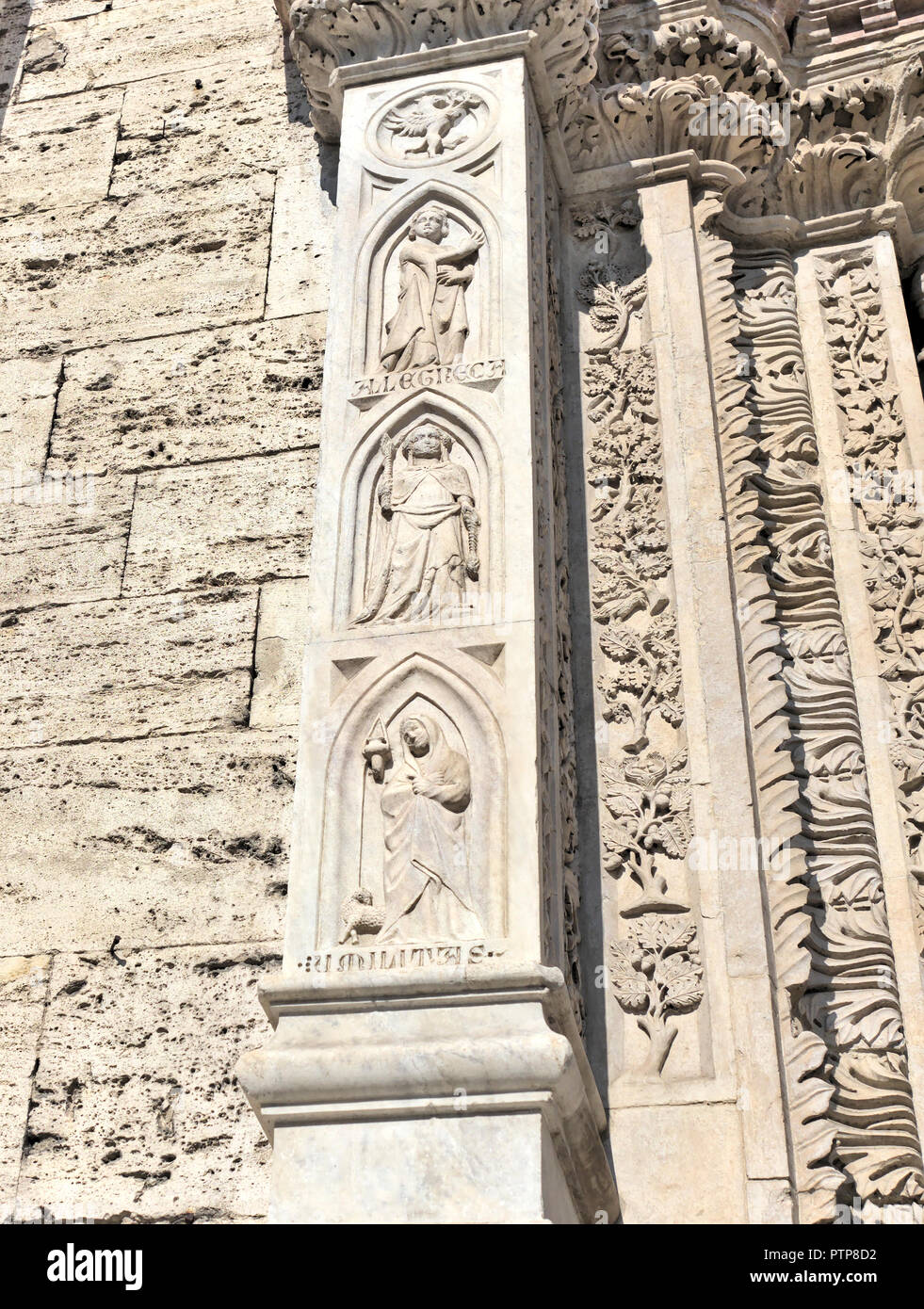 Perugia Umbrien Italien. Blick auf die Portale Maggiore, der Eingang des Palazzo dei Priori in der Via Vannucci. Im Jahre 1346 erbaut, reich an Dekorationen. Nahaufnahme des Stockfoto