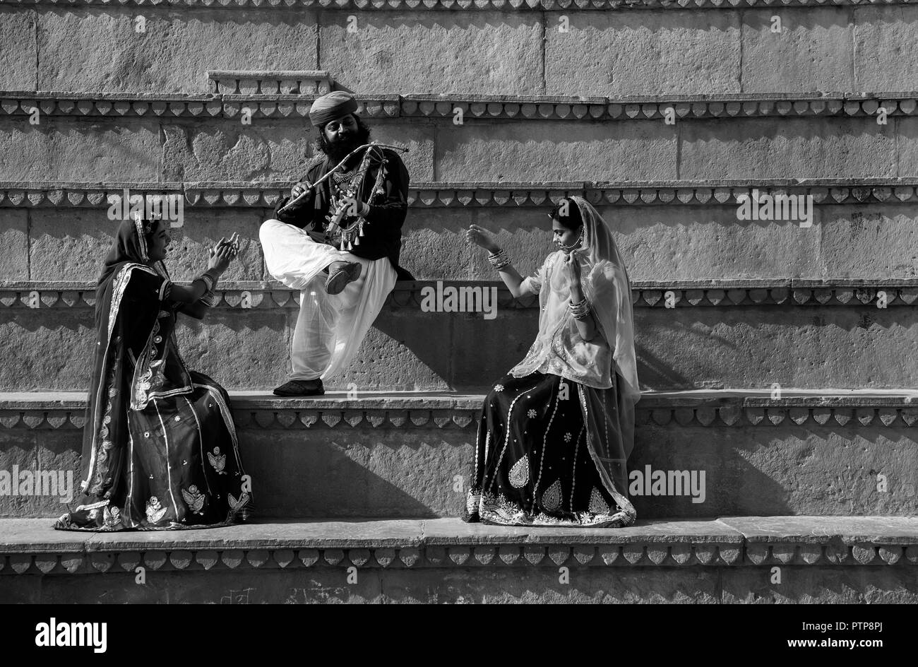 Das Bild der Rajasthani aus massivem Messing Mann und Frau bei Jaisalmer, Rajasthan, Indien Stockfoto