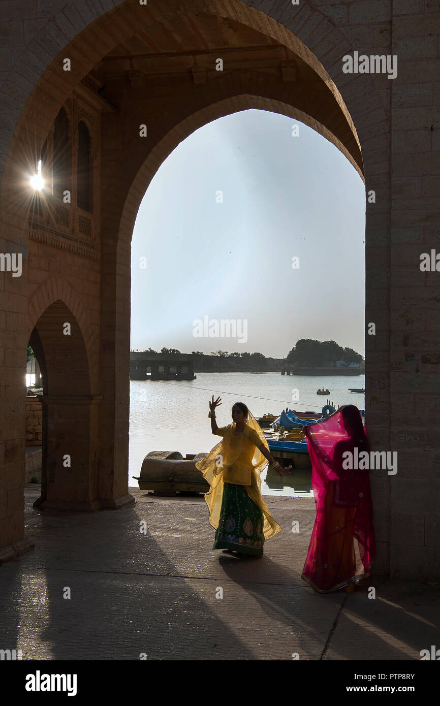 Das Bild der Rajasthani Damen an Gadisar See, Jaisalmer, Rajasthan, Indien Stockfoto