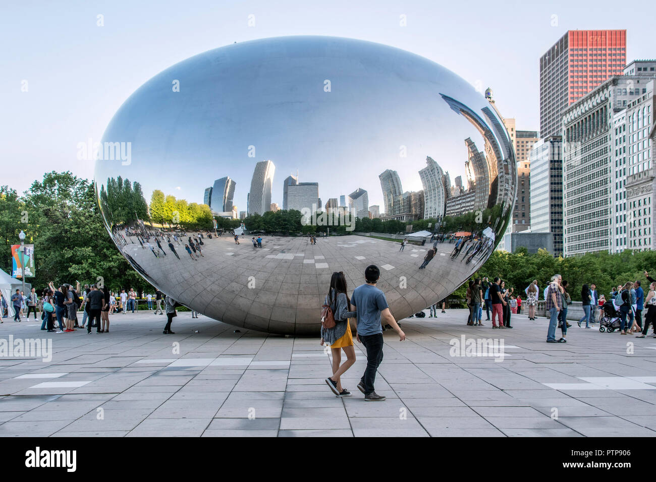 Spiegelung Skulptur Cloud Gate, die Bohne, des britischen Künstlers Anish Kapoor, Millennium Park, Chicago, Illinois, USA Stockfoto