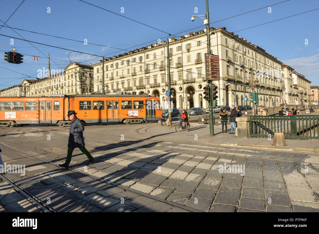 Italien, Turin: Fußgänger und Straßenbahn in der Piazza Vittorio Veneto Stockfoto