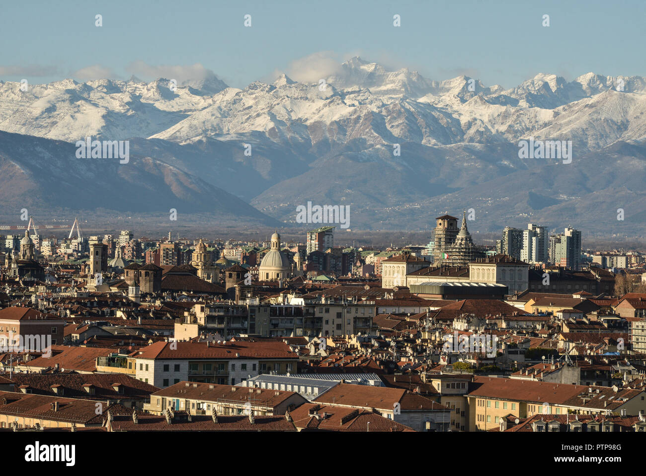 Italien, Turin: Überblick über die Stadt und die Alpen im Hintergrund, vom Hügel des Monte Dei Cappuccini Stockfoto