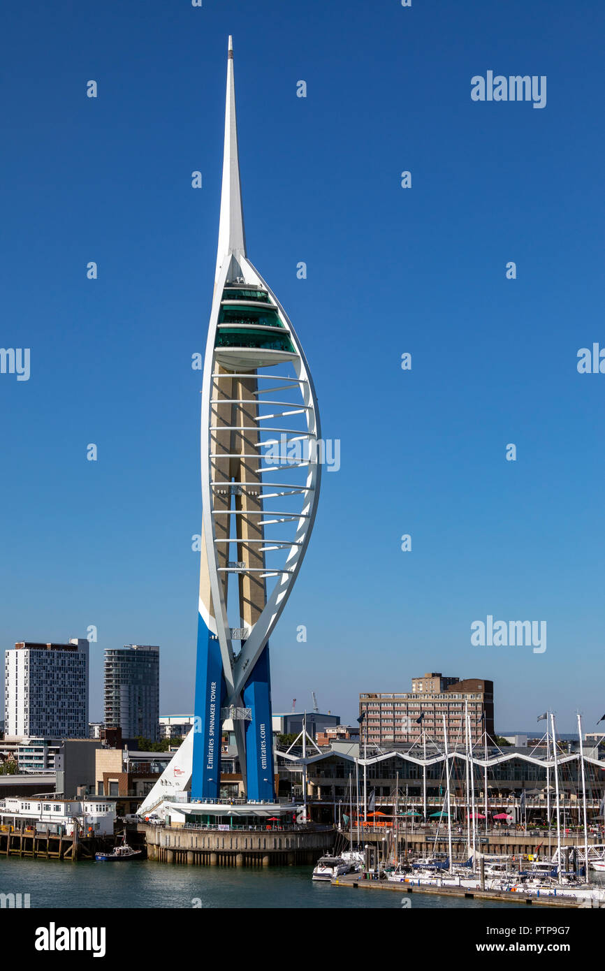 Die Emirate Spinnaker Tower, ein 170 m (560 ft) Aussichtsturm in Portsmouth, England. Es ist das Herzstück der Sanierung von Portsmouth Harbo Stockfoto