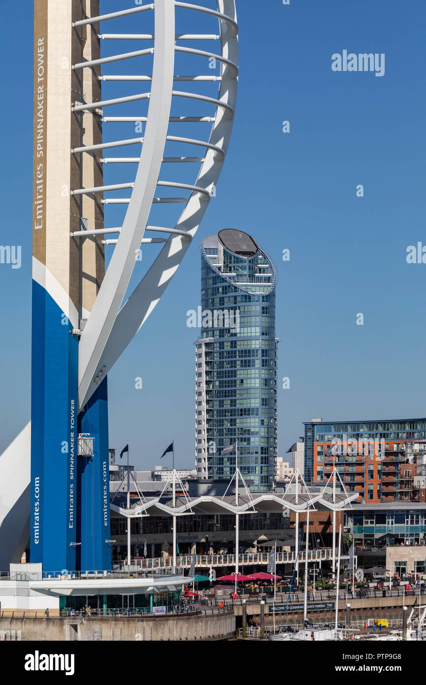 Die Emirate Spinnaker Tower, ein 170 m (560 ft) Aussichtsturm in Portsmouth, England. Es ist das Herzstück der Sanierung von Portsmouth Harbo Stockfoto