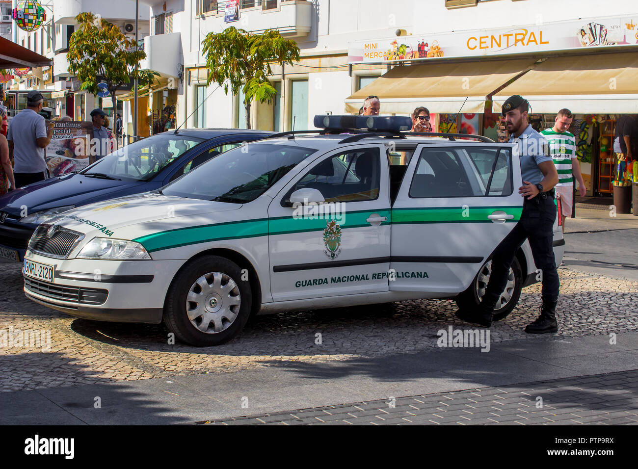 28. September 2018 eine portugiesische National Guard Polizist in ein Auto im Schatten außerhalb der lokalen Polizeistation in Albufeira Portugal geparkt Stockfoto