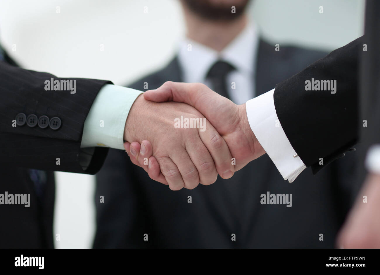 Closeup handshake bewährten Geschäftspartnern Stockfoto