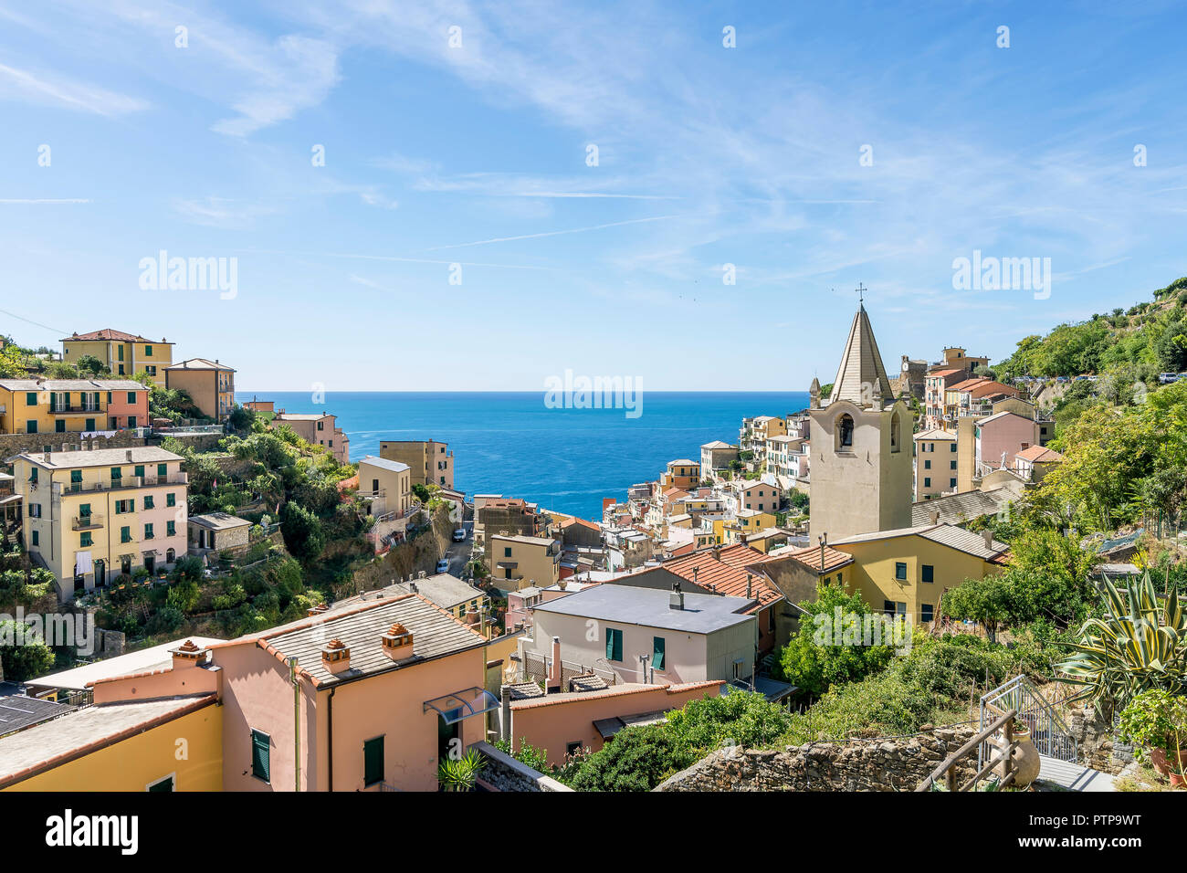 Blick auf das Dorf am Meer von Riomaggiore und der Kirche San Giovanni Battista, Cinque Terre, Ligurien, Italien Stockfoto