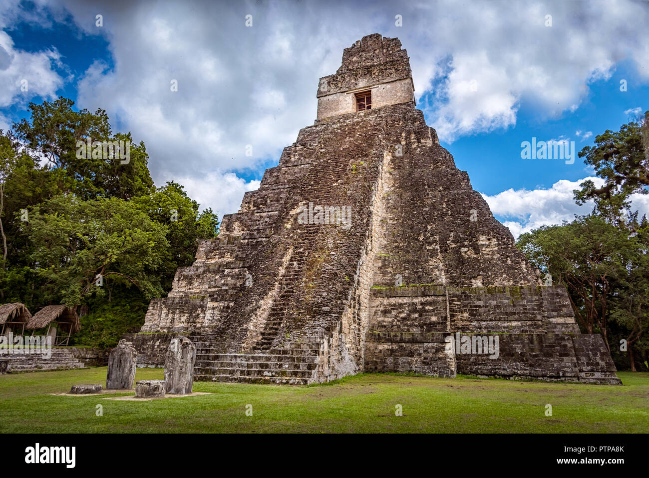 Tikal Nationalpark in der Nähe von Flores in Guatemala, Jaguar Tempel ist der berühmte Pyramide in Tikal Stockfoto