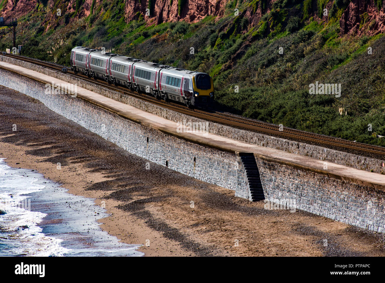 DAWLISH, Devon, Großbritannien - 3 May 2018: Arriva Cross Country Klasse 220 High Speed Zug in Richtung Norden entlang der Kaimauer in Dawlish. Das Langstone Rock kann Stockfoto