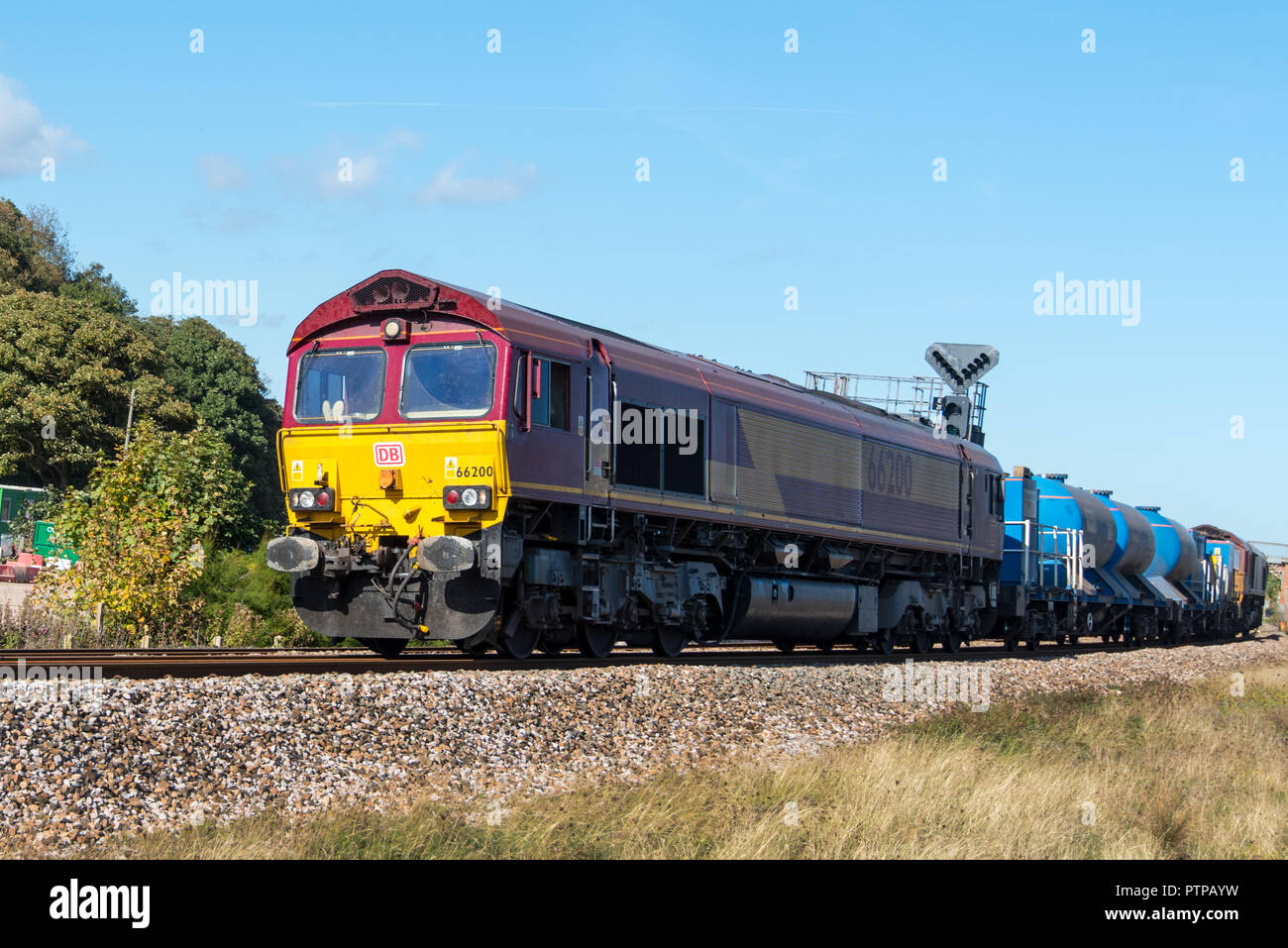 DAWLISH WARREN Devon, Großbritannien - 03 Okt 2018: DB Cargo UK, Class 66 Diesel-elektrische Güterzuglokomotive Nr. 66200 südlich von Dawlish Warren Station. Stockfoto