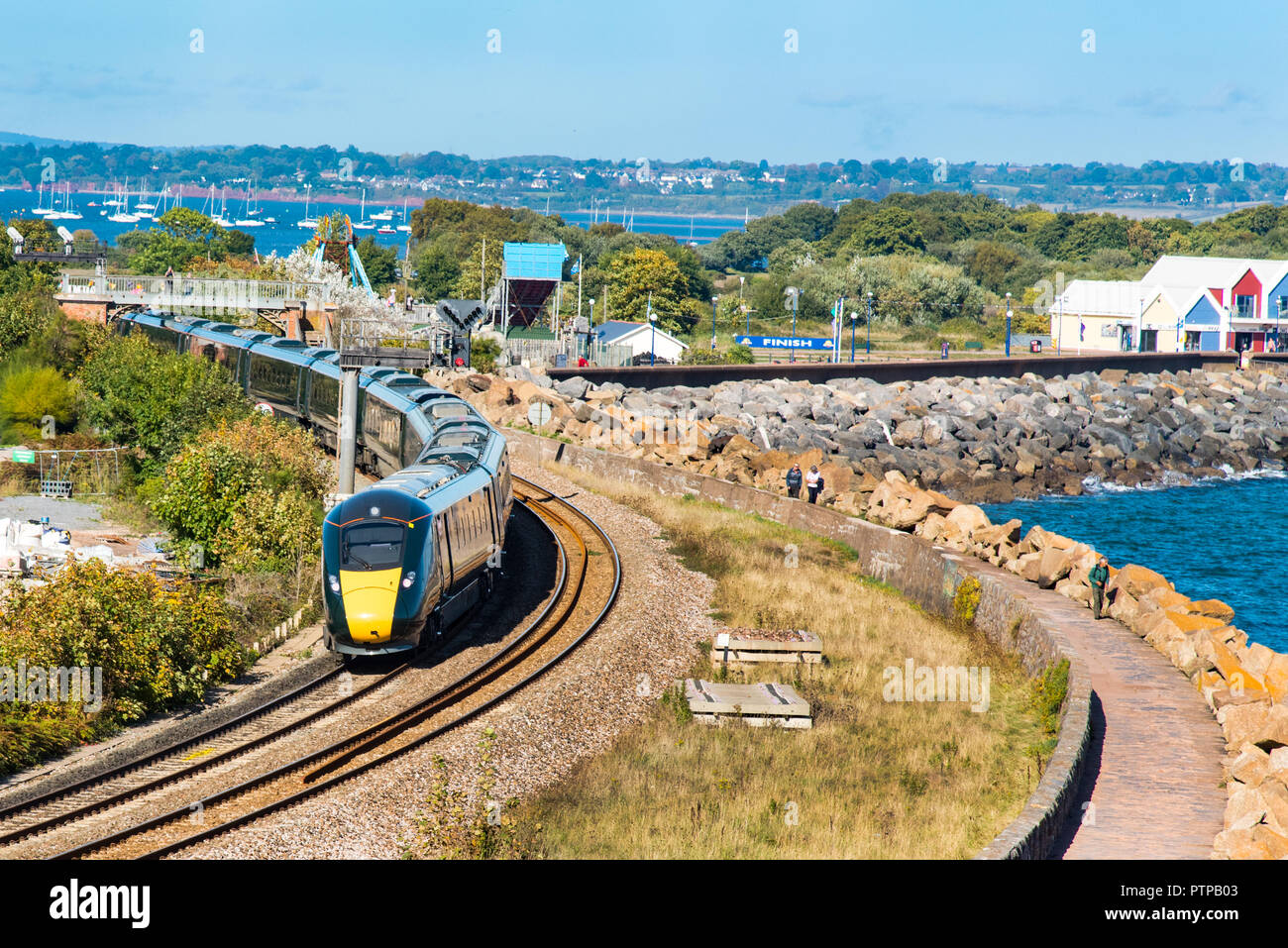 DAWLISH WARREN, Devon, Großbritannien - 03 Okt 2018: Gwr Klasse800/802 High Speed Zug nähert sich Dawlish Warren Station. Stockfoto