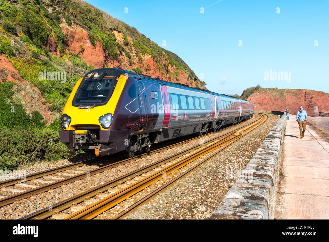 DAWLISH, Devon, Großbritannien - 3 May 2018: Arriva Cross Country Klasse 220 High Speed Zug in Richtung Norden entlang der Kaimauer in Dawlish. Das Langstone Rock kann Stockfoto