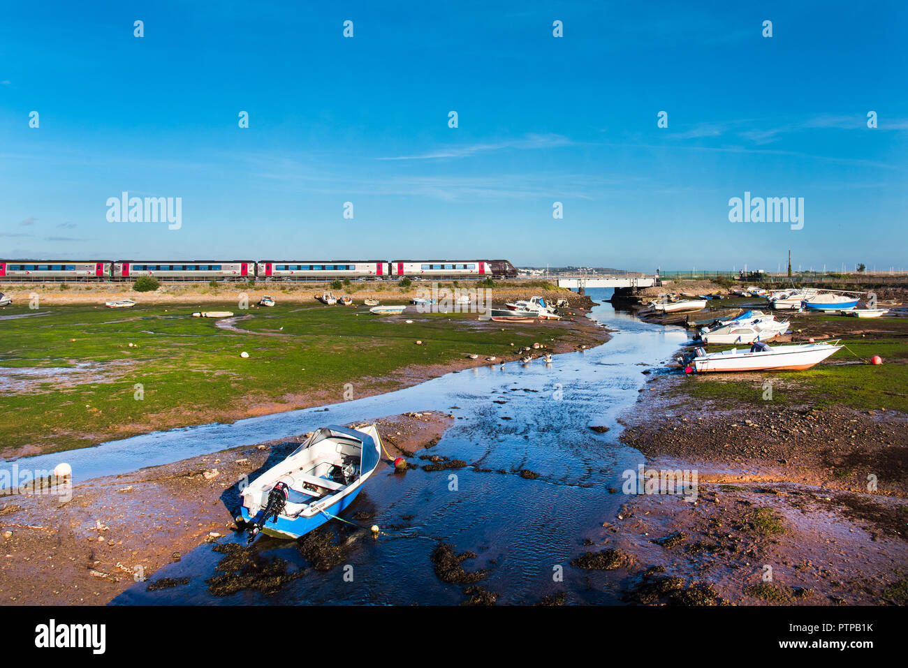 COCKWOOD, STARCROSS, Devon, Großbritannien - 03 Okt 2018: Cross Country Klasse 220 Voyager Triebzugeinheit übergibt den Hafen von Cockwood auf der Exe Estuary. Stockfoto