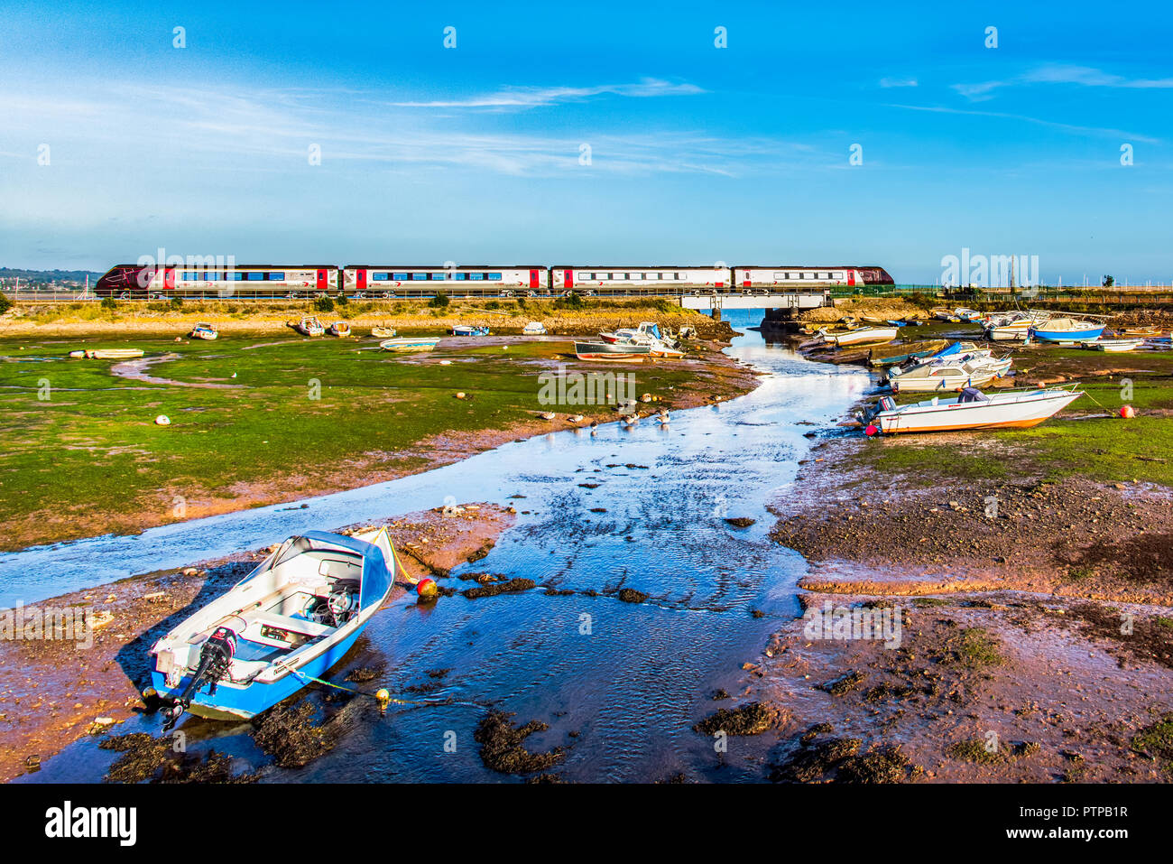 COCKWOOD, STARCROSS, Devon, Großbritannien - Cross Country Klasse 220 Voyager Triebzugeinheit übergibt den Hafen von Cockwood auf der Exe Estuary. Stockfoto