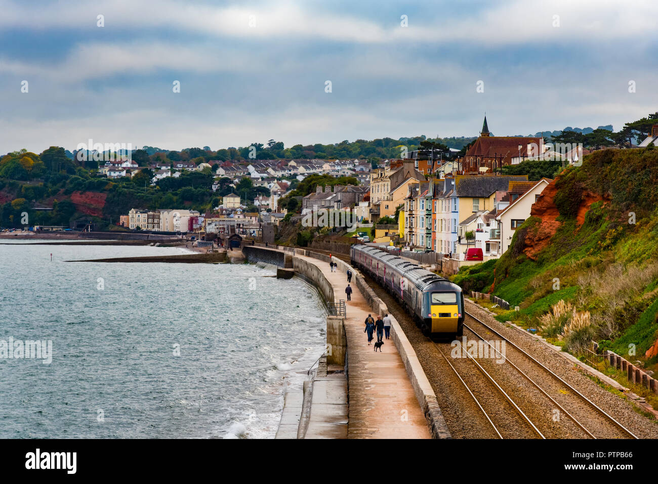 DAWLISH, Devon, Großbritannien - 04 Okt 2018: Gwr Klasse 43 Hochgeschwindigkeitszug reisen Süd- und Annäherung an Exmouth entfernt. Stockfoto