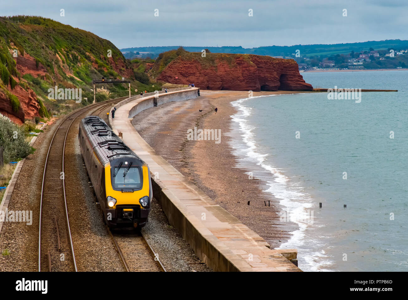 DAWLISH, Devon, Großbritannien - 04 Okt 2018: Arriva Cross Country Klasse 220 Voyager Zug Richtung Süden am Meer entlang der Wand in Dawlish. Langstone Rock ist in der Stockfoto