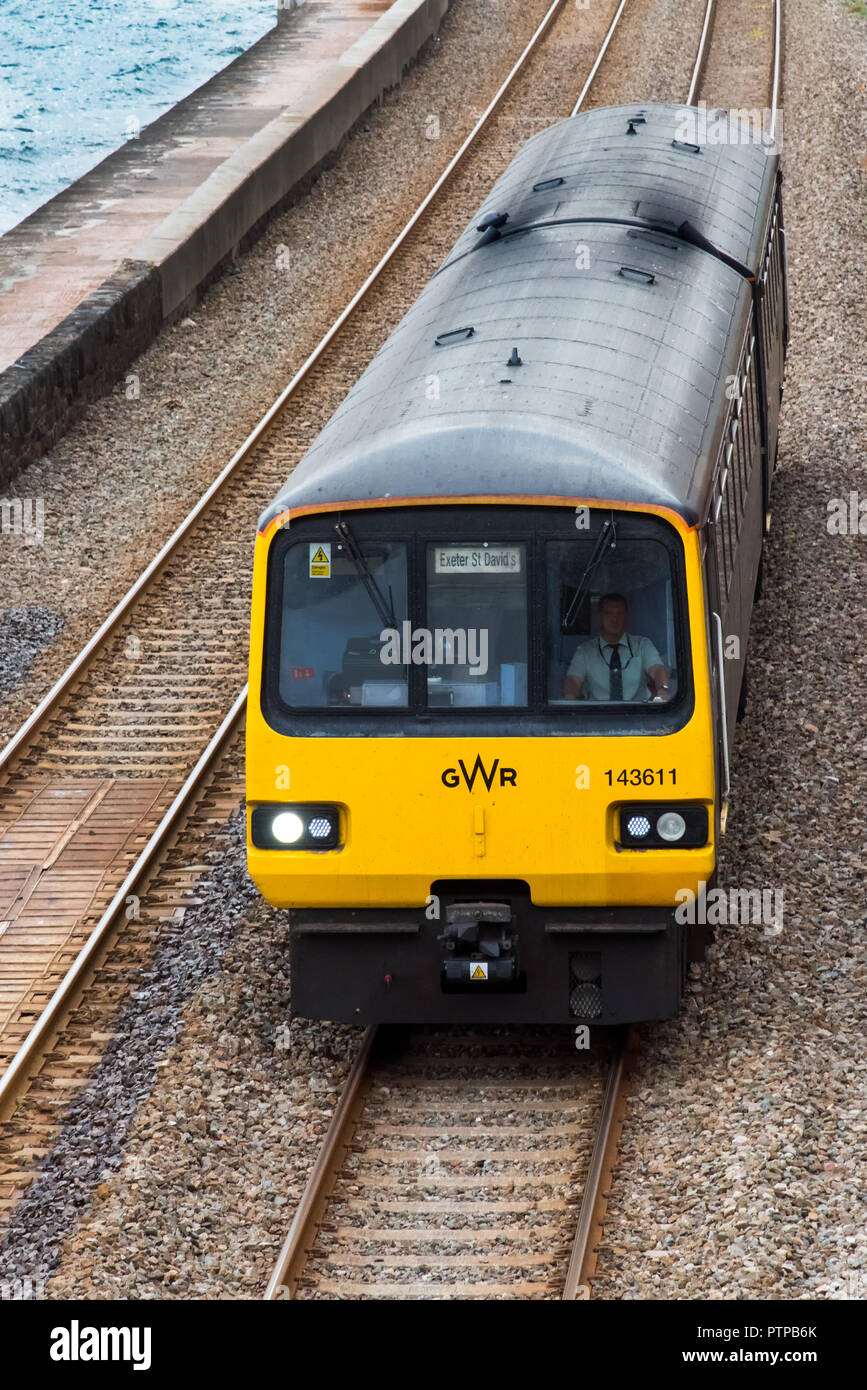 DAWLISH, Devon, Großbritannien - 4 Okt 2018: ein Gwr Klasse 143 Pacer triebzugeinheit Norden am Meer entlang der Wand in Dawlish. Schrittmacher sind für lokale Services aroun verwendet Stockfoto