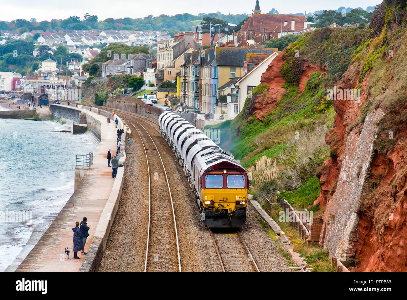 DAWLISH, Devon, Großbritannien - 04 Okt 2018: DB Cargo UK, Class 66 Diesel-elektrische Güterzuglokomotive Nr. 66013 nördlich von Exmouth entfernt. Stockfoto